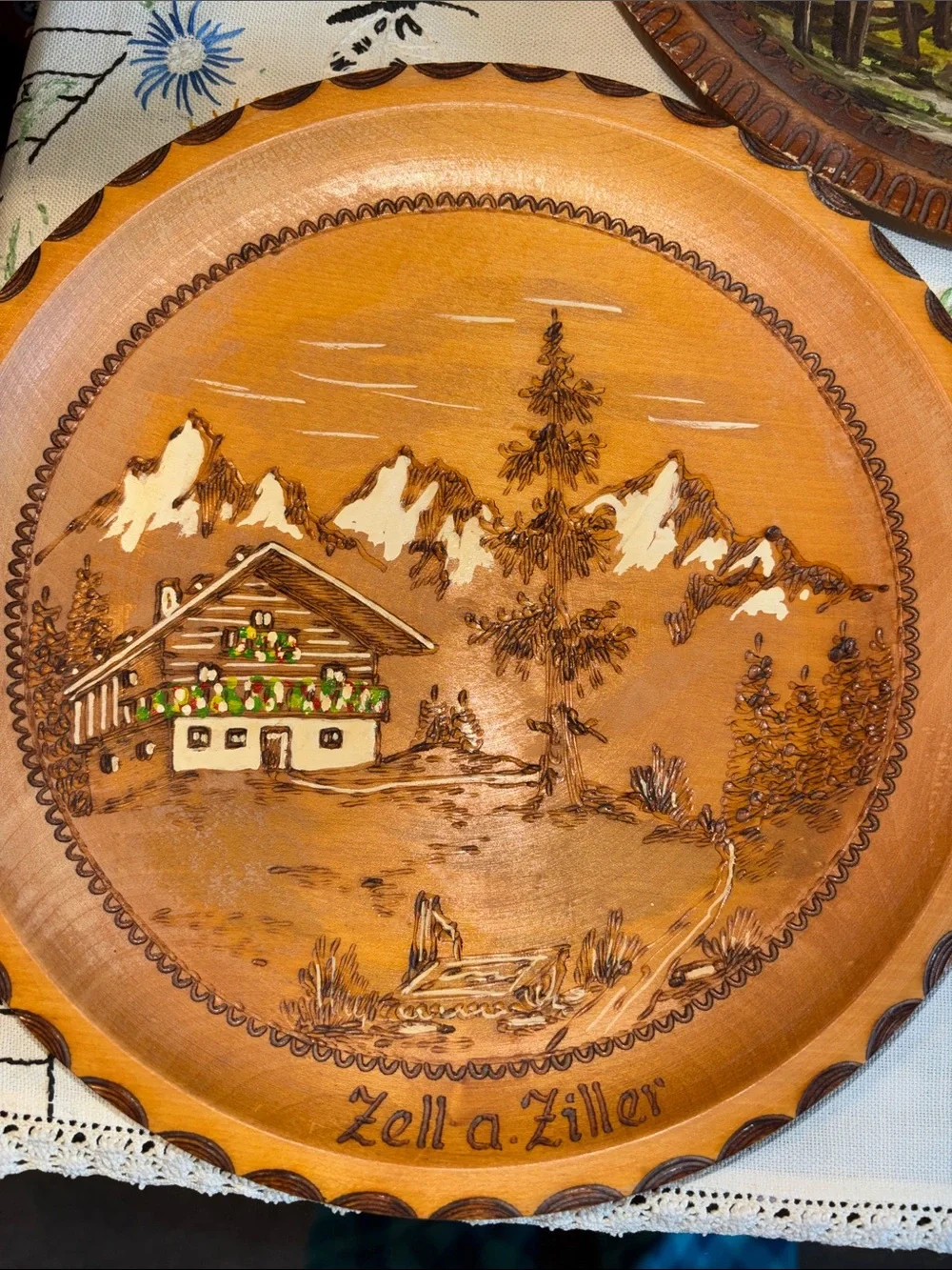 EUC VINTAGE Set of three hand-painted wooden souvenir wall plates featuring Al
